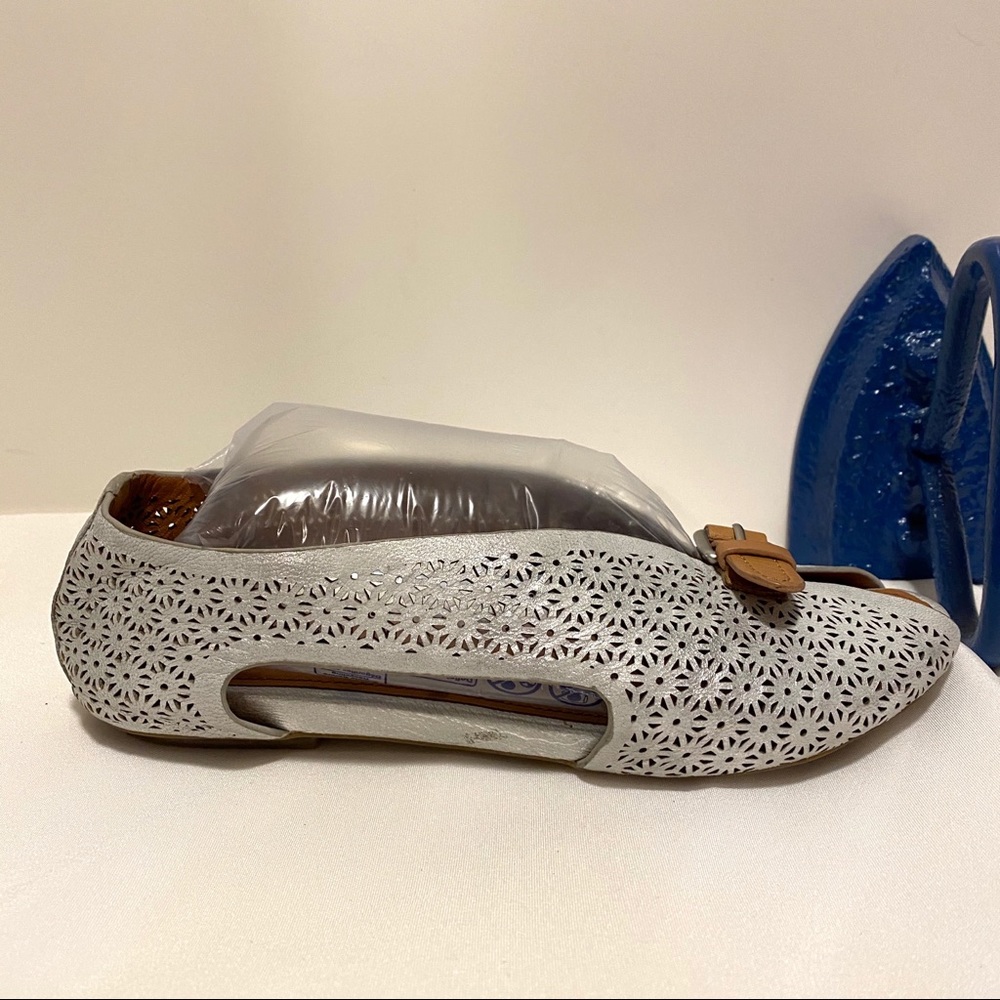 Kenneth Cole Gentle Souls Silver Flats